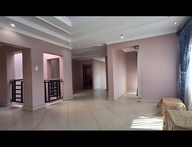 7 BEDROOM FREESTANDING FOR SALE IN FLORA PARK